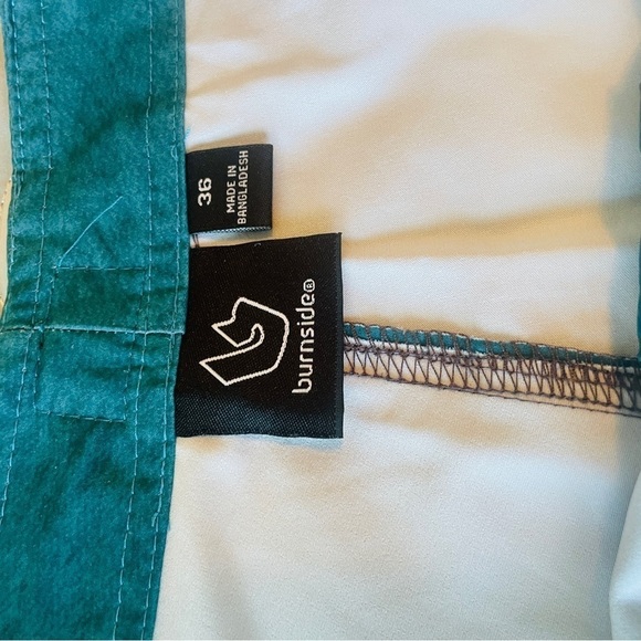 Men’s board shorts size 36 Burnside. Never worn - Picture 2 of 5